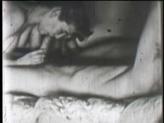 Мінет у чорно-білих тонах у вінтажному порно ролику