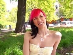 Мила худа німецька дівчина панк з маленькими цицьками знімається на вулиці