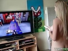 Молода блондинка з блакитними очима трахається з геймером