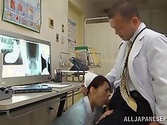 Японська медсестра смокче член лікаря
