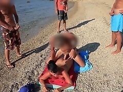 Анальна порно вечірка з камшотом на публічному пляжі